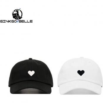 Gorra de amor bordada