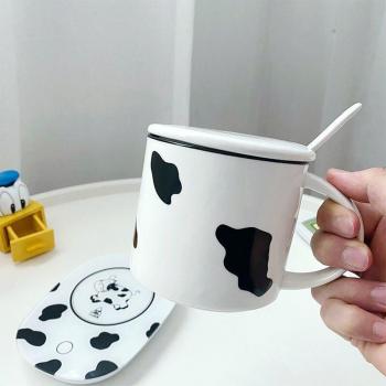 Taza de café con calefacción y platillo de leche