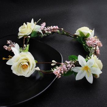 Kopfschmuck für Bräute: Kunstblumen-Girlande mit Rosenelementen