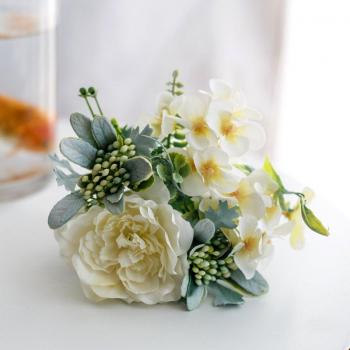 Kleine Knospen-Rosen für festliche Anlässe