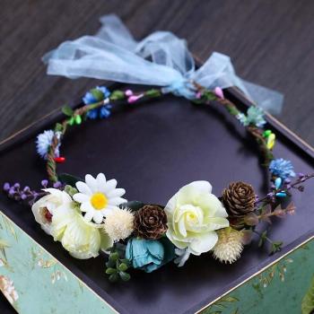 Corona de flores con cinta