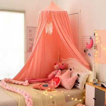 Lit d'enfant avec tenture suspendue et décoratif