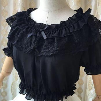 Blusa Capa Ligeramente Transparente y Encajada