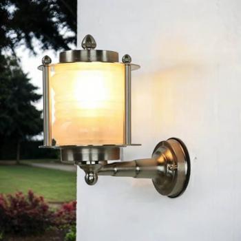 Hochwertige Wandlampe für Garten und Terrasse in Nickel und Messing