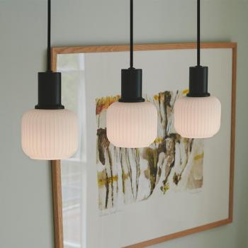 Nordlux Lampada a sospensione Milford Mini, 3 luci, nera, vetro rigato