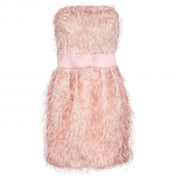 Modelo Slim Fit de Vestido Bordado 3D