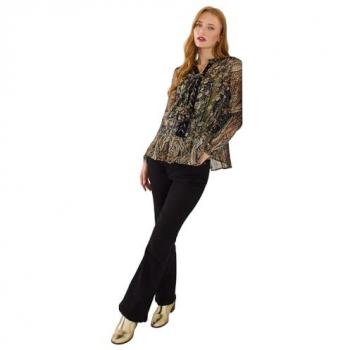 Vêtement femme : blouse noire à fleurs, short assorti en style boho