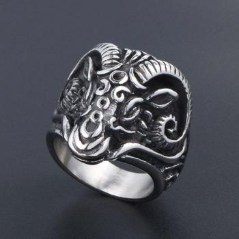 Robuster Metallring mit gotischem Design