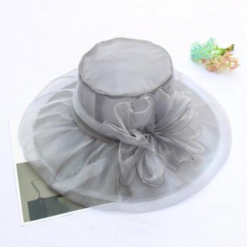 Hüttenaccessoire 2024: Eleganter Doppel-Schicht-Blumenhut aus Organza