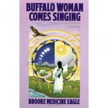Brooke Medicine Eagle Buffalo Woman Comes Singing: The Spirit Song Of A Rainbow Medicine Woman (Religion And Spirituality)
