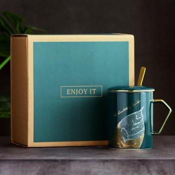 Taza de café con agitación automática y cuchara