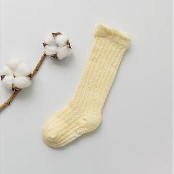 Freundliche Baby-Socken mit Bogen