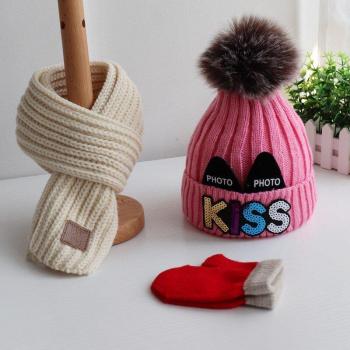 Triple Calidez Infantil: Gorro de Tejido, Guantes y Bufanda