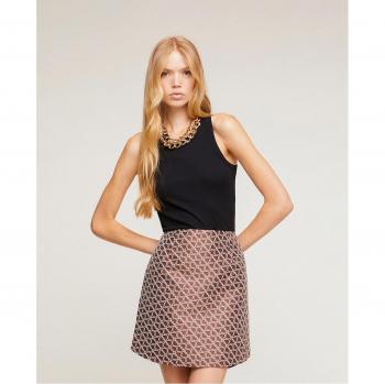 Top sin mangas elegante con collar
