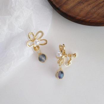 Aretes de Flor Dorada Estilo Japón