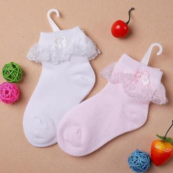 Chaussettes blanches et roses à volants