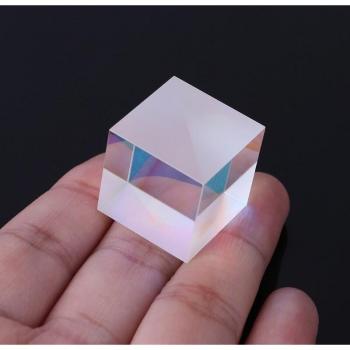 Triángulo Prismático de Luz RGB