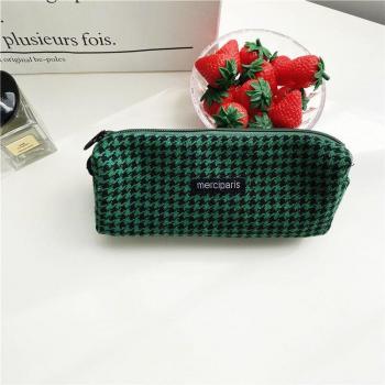 Women's Houndstooth Makeup Organizer