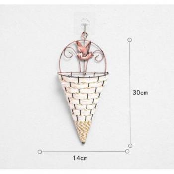 Pared Floral en Rattan: Cesta Suspendida