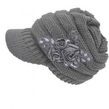 Sombrero de Punto con Acento Floral y Visera al Aire Libre
