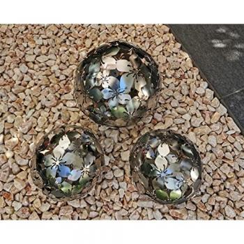 „Flower‑Kugeln im Gartenambiente – 3er-Set aus Edelstahl matt“