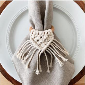 Décoration de table en macramé avec plumes