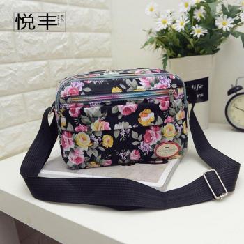 Bolso Cruzado Lona Coreana Pequeño con Cruz Inclina y Motivo Floral
