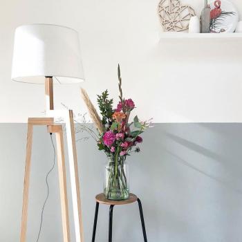 Lámpara de Pie Sienna Sabi – Madera y Blanco