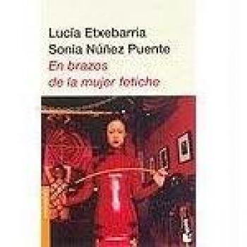 En brazos de la mujer fetiche