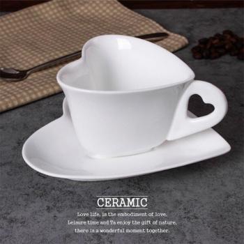 Taza de café amorosa de cerámica blanca con plato