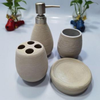 Ensemble de salle de bain en céramique blanc avec bouteille de lotion