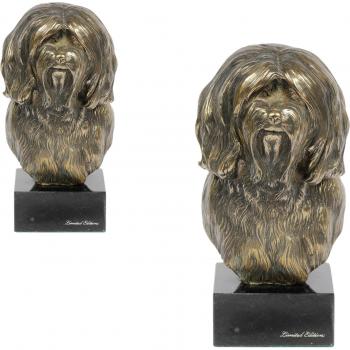 Escultura de perro tibetano en base de piedra