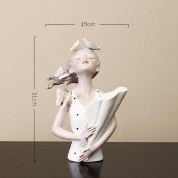 Statue décorative de fille avec papillon en résine