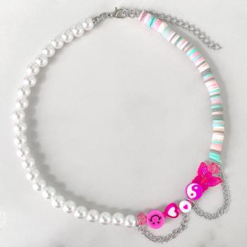 Collar de perlas asimétricas con mariposa rosa y cara feliz para mujer