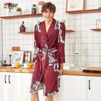 Pijama albornoz largo, tela satén estampada con flores