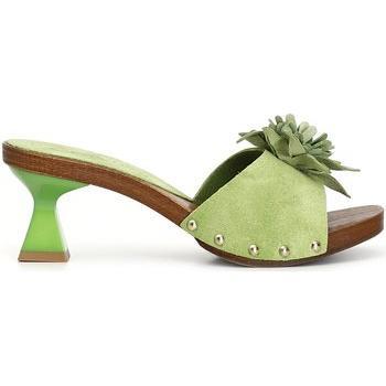 Sandali “Sabbia Verde” in Pelle Scamosciata con Fascia Decorativa