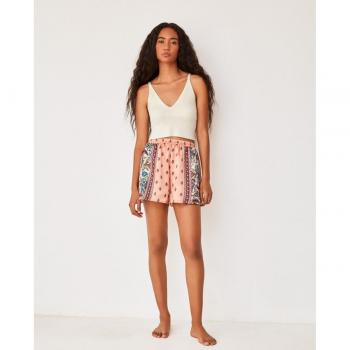 Estilo Gisela Short: Satén estampado para noches chic