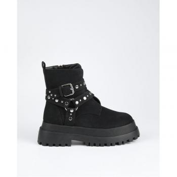 Botas de mujer con tachuelas y hebillas