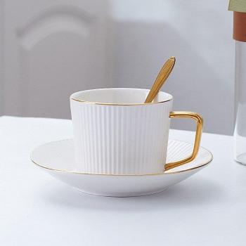 Taza de viaje y café