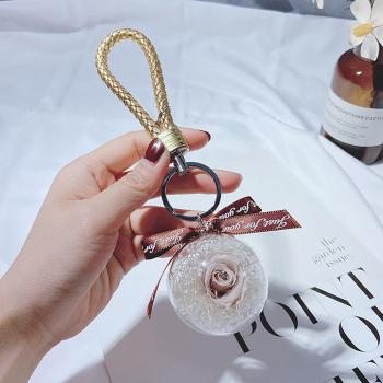 Porte-clé Rose éternelle pour voiture avec anneau en cuir
