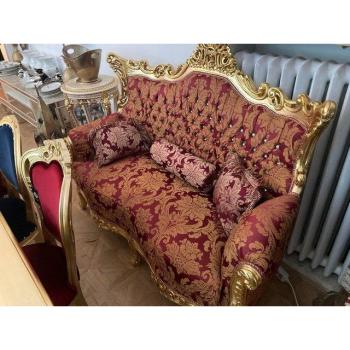 Elegantes Bordeaux Sofa im Antikstil