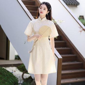 Qipao de boda con diseño a cuadros y cuello mandarín