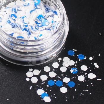 Piel Luminoso: Brillo de Nieve con Lentejuelas Holográficas