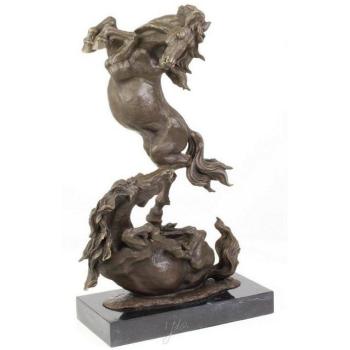 Bronzeskulptur kämpfender Pferde mit Marmorsockel
