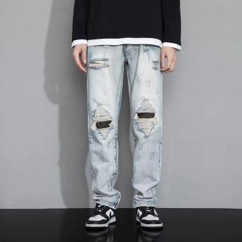 Lässige Herren Jeans mit Löchern im Sommerlook