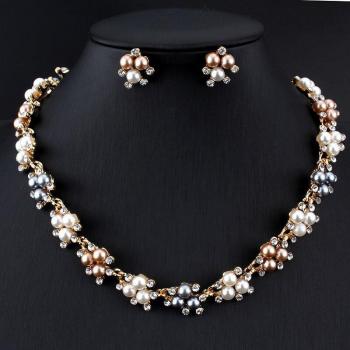 Joyas elegantes de perlas doradas para eventos nocturnos