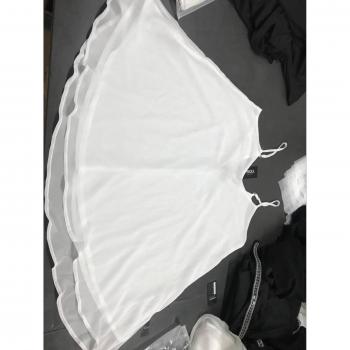Silhouette fluide : robe sans manches en mousseline de soie couleur unie