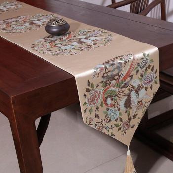 Décoration de table mariage avec pompons et broderie