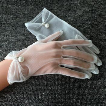 Accesorios de novia: guantes de malla y arco corto