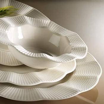 Tableau de vaisselle romantique Hanah 24 pièces, porcelaine blanche et bord plié